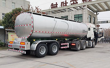 天潤新東鮮奶運輸車：科技保鮮，安全送達