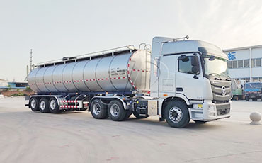 新東鮮奶運(yùn)輸車落地哈薩克斯坦，開啟“一帶一路”乳業(yè)運(yùn)輸新紀(jì)元